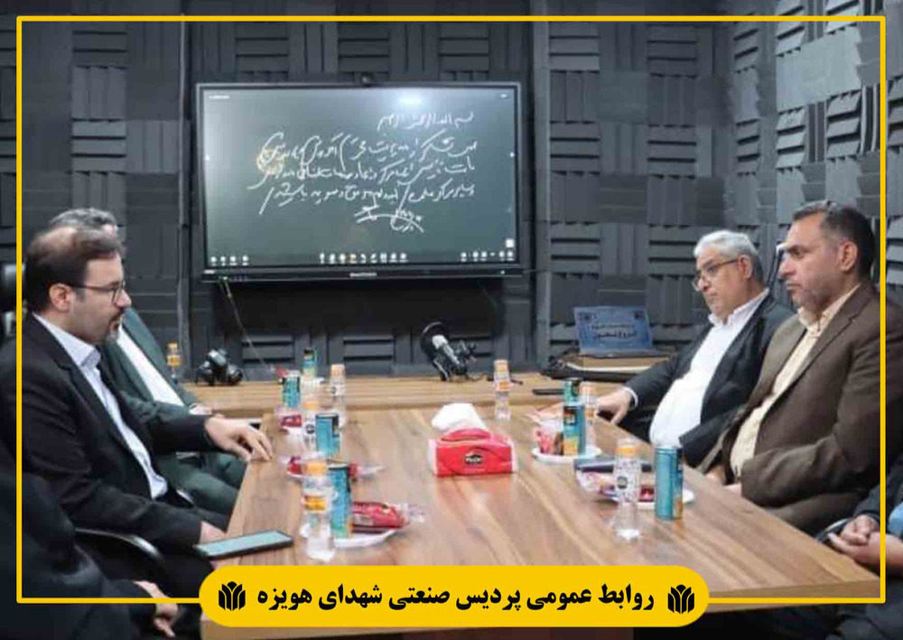 سرپرست پردیس صنعتی شهدای هویزه با  نماینده مردم شهرستان دشت آزادگان و هویزه در مجلس شورای اسلامی  دی