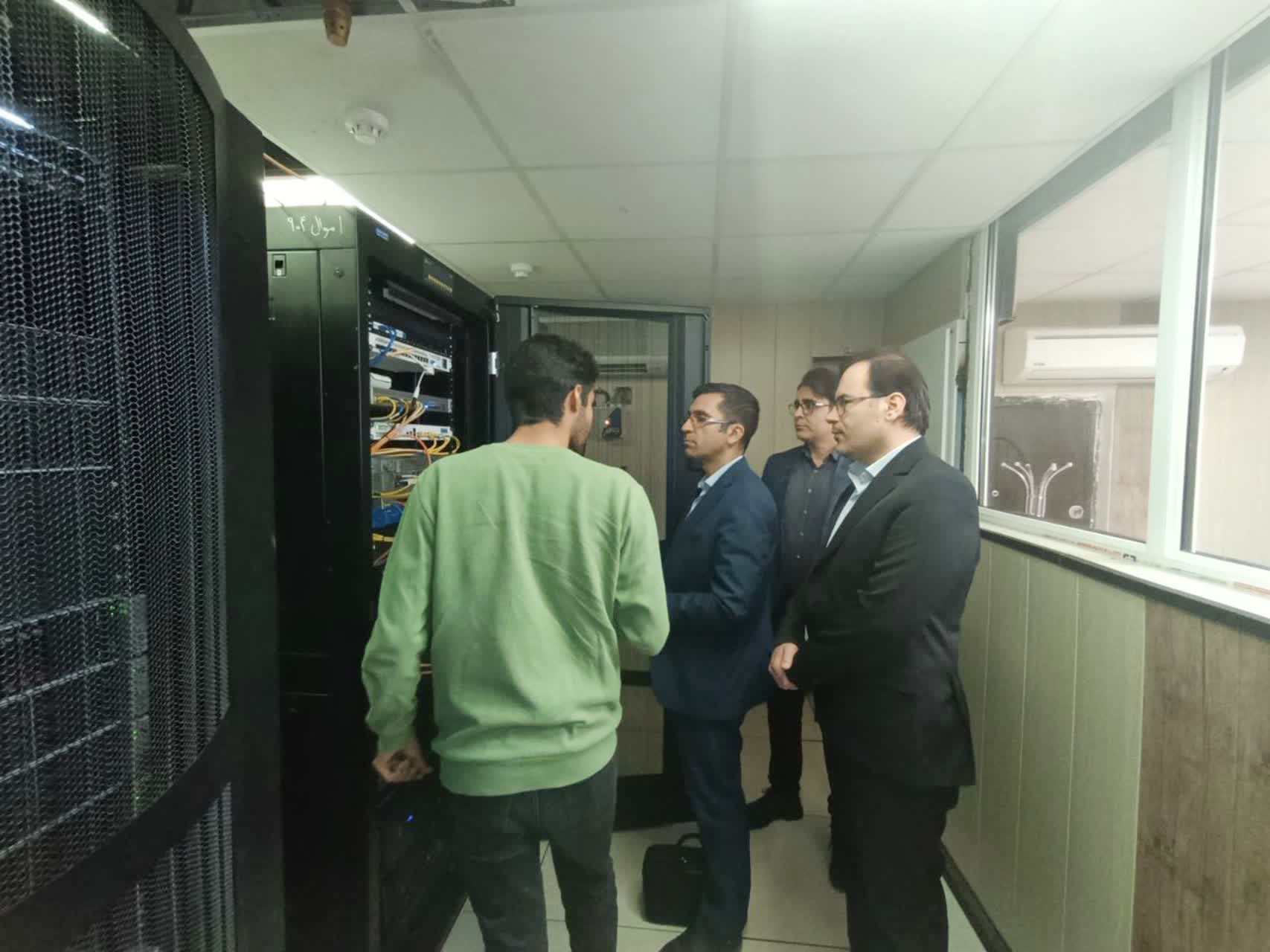 مدیر فناوری اطلاعات دانشگاه شهید چمران اهواز از مرکز سرور پردیس صنعتی شهدای هویزه بازدید کرد